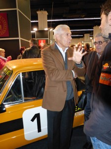 4.-Antonio-Zanini-junto-a-su-“taxi”-durante-el-homenaje-recibido-por-parte-del-Antic-Car-Club-de-Catalunya.