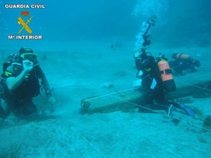 Buceadores de la Guardia Civil en una inmersión de la 'operación Ánfora'