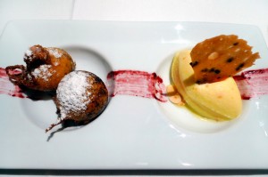 Restaurante Hotel Europa- helado de naranja con buñuelos rellenos de chocolate