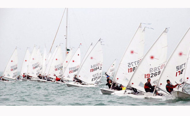El Campeonato de España de la clase olímpica Láser Radial concluye en aguas de Cádiz con buenas condiciones para navegar