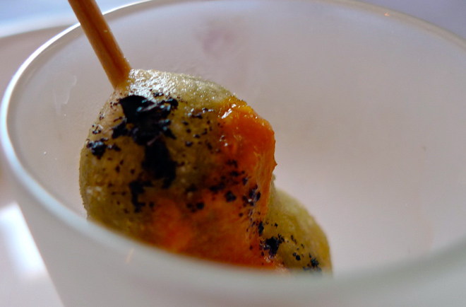 aceitunas en tempura con romescu y oliva negra rallada