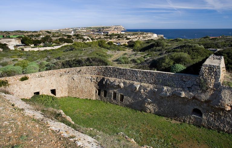 Un paseo por la historia de Menorca, entre castillos y torreones