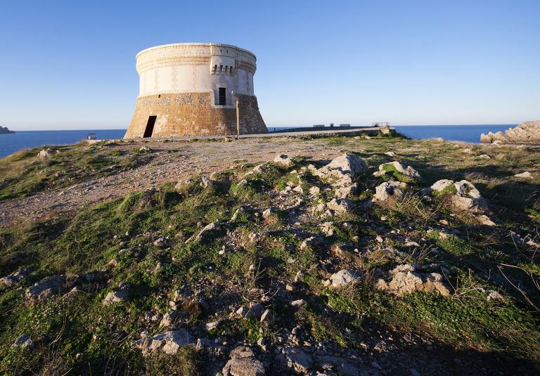 Un paseo por la historia de Menorca, entre castillos y torreones