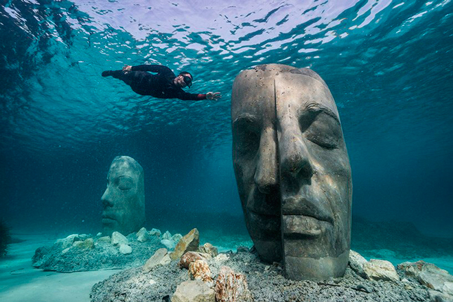 La máscara del mar en el fondo del Mediterráneo