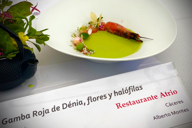 El chef Alberto Montes, del restaurante ATRIO, ha sido el ganador del X Concurso de cocina creativa de la gamba roja de Dénia con el plato “Gamba roja de Dénia, flores y halófilas” 
