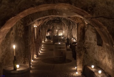 Sumérgete en un viaje laberíntico por las bodegas subterráneas de Aranda de Duero