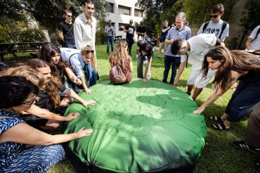 Caminos de la sal, vocabulario militar y los efectos del cambio climático en Art Públic / Universitat Pública