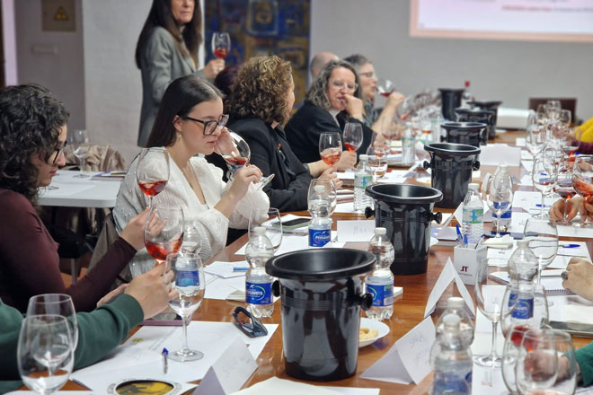 El servicio del vino rosado según la DO Utiel-Requena y la sumiller Manuela Romeralo